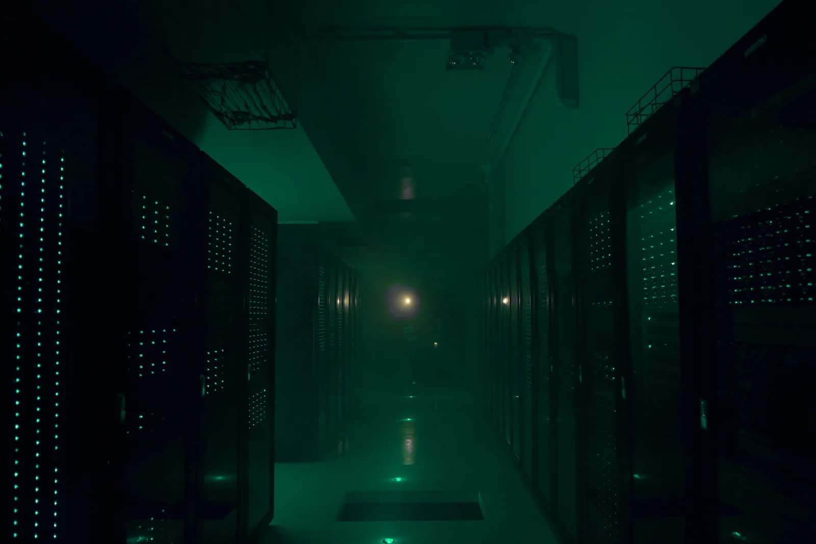 Gang eines Rechenzentrums zwischen Server-Schränken